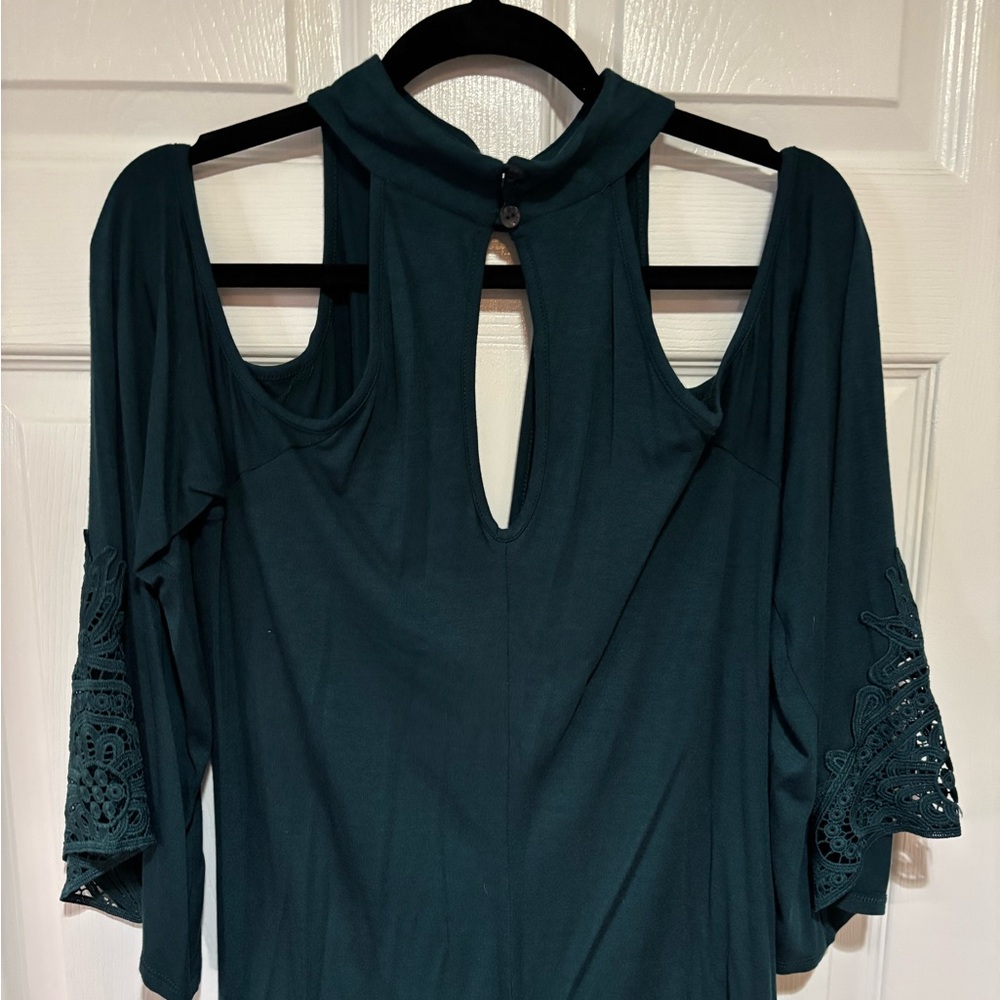 Like New Green Venus Large cold shoulder shirt